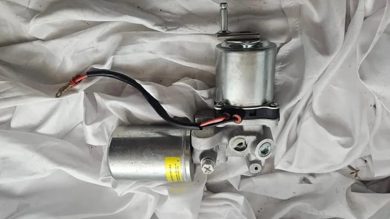 Mô tơ bơm liền bầu tích áp của tổng phanh