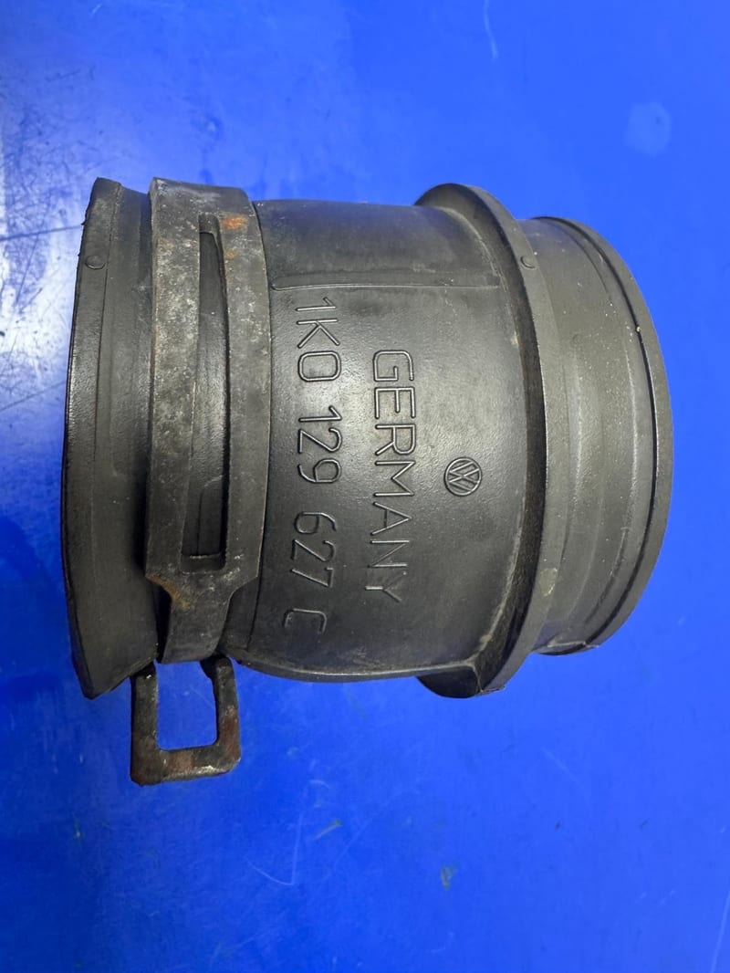Ống dẫn khí nạp từ lọc hộp lọc gió vào động cơ